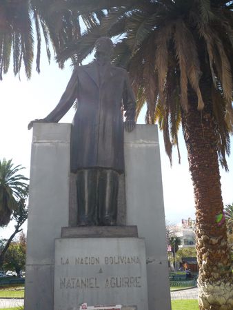 Estatua del escritor Nataniel Aguirre