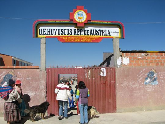 Entrance of Huyustus school in El Alto