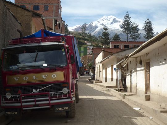 Street in Sorata with Illampu in the background