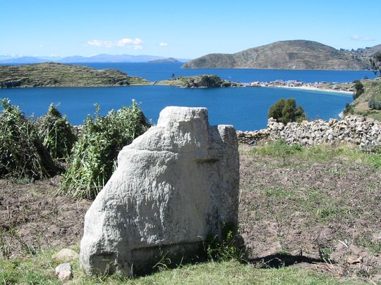 Piedra erigida dominando la baha de Challapampa