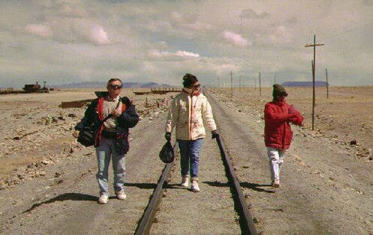 Monique, Estela et Pierre en route pour le cimetire de trains