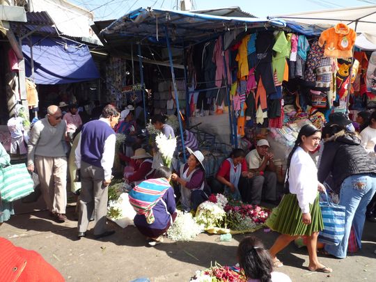 Mercado de ropa y flores