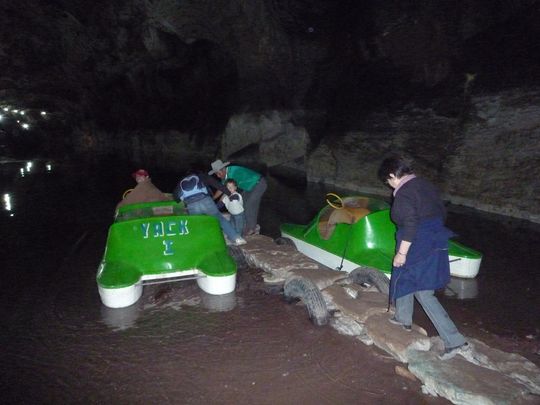 Embarque en uno de los dos hidropedales de la cueva