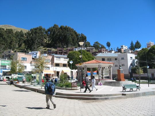Plaza principal de Tiquina